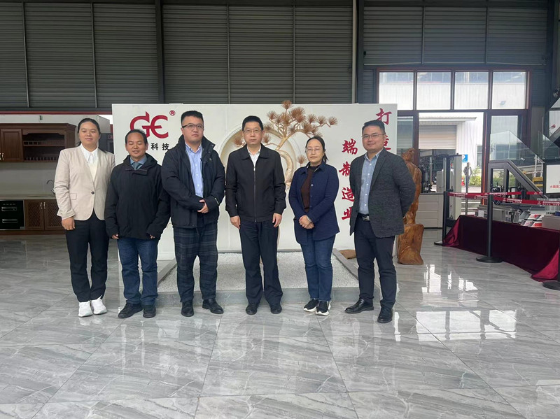 彭劍鳴：貴州省人民檢察院副檢察長(zhǎng)、檢察委員會(huì)委員、致公黨貴州省委會(huì)副主委